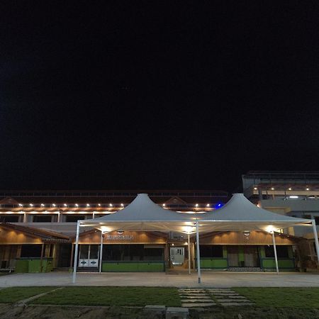 Yanam Resorts Extérieur photo